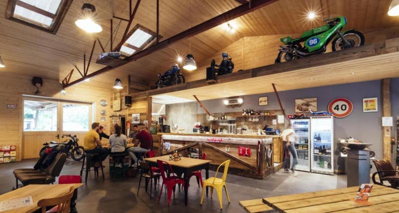 Collection privée, dépôt-vente de véhicules classiques ou de prestige, le BJ’s Café est un lieu vivant qui se visite régulièrement.