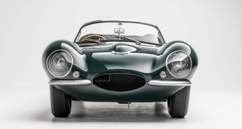 McQueen aime tellement sa Jaguar qu’il l’emmène sur les tournages pour la bichonner entre deux prises.