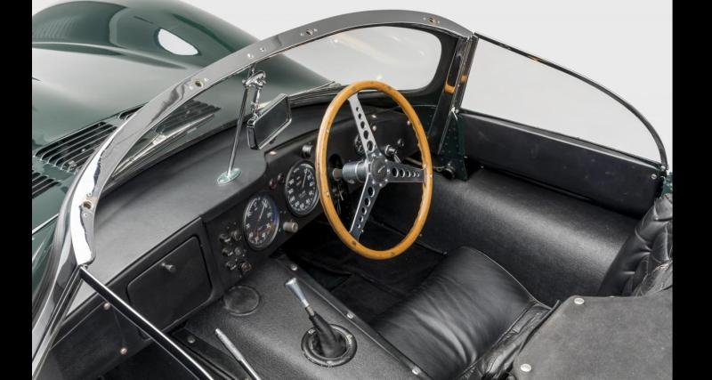 McQueen aime tellement sa Jaguar qu’il l’emmène sur les tournages pour la bichonner entre deux prises.