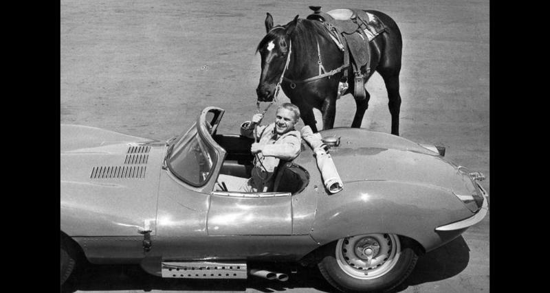McQueen aime tellement sa Jaguar qu’il l’emmène sur les tournages pour la bichonner entre deux prises.