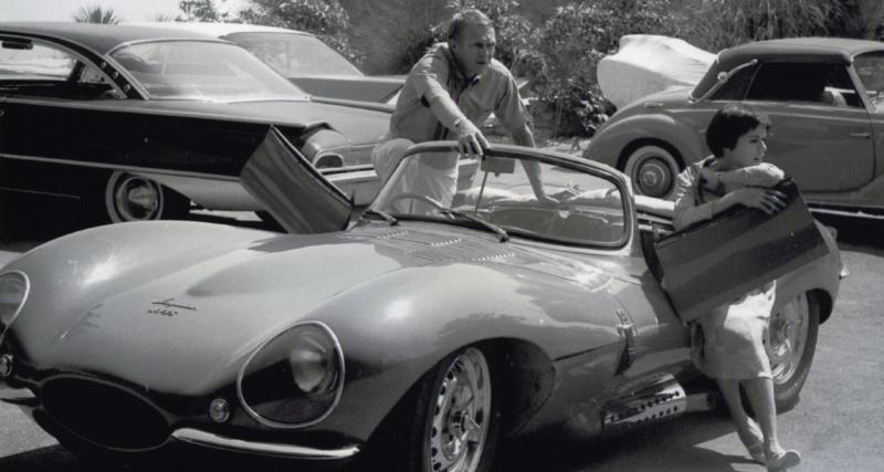 McQueen aime tellement sa Jaguar qu’il l’emmène sur les tournages pour la bichonner entre deux prises.