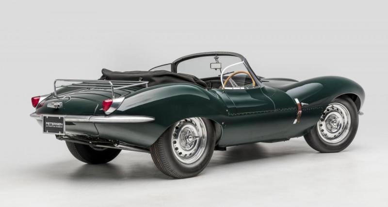 McQueen aime tellement sa Jaguar qu’il l’emmène sur les tournages pour la bichonner entre deux prises.