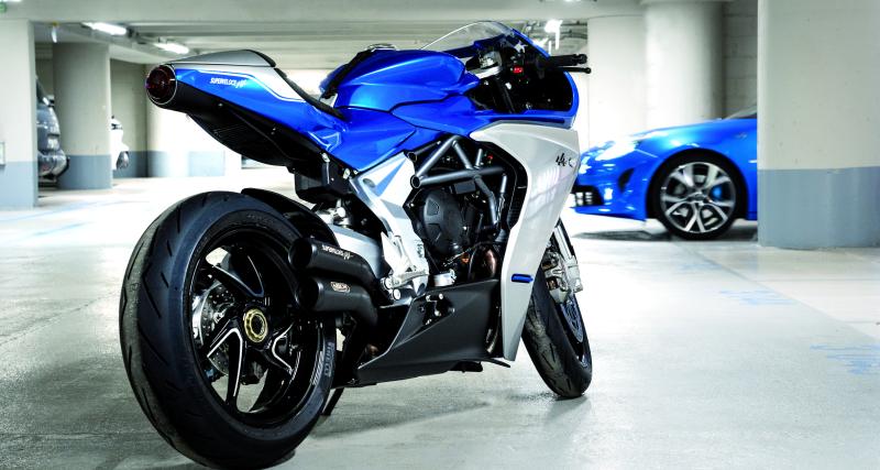 On a du mal à imaginer la Superveloce autrement qu’en rouge et gris. Mais le bleu lui va si bien !