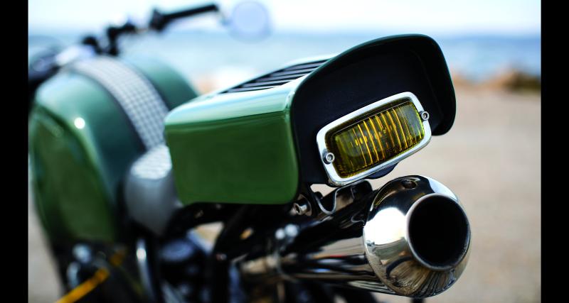 Le profil gauche de la moto de Loulou met en valeur cette jante Fuchs en 17 pouces dont l’installation a nécessité un très gros travail.