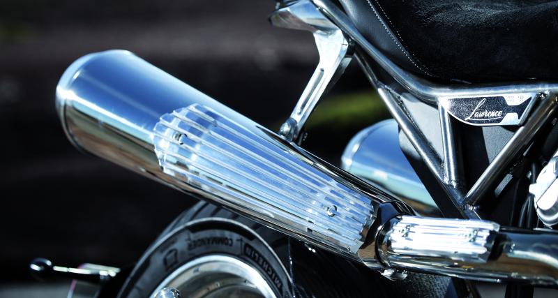L’assise plus basse et la forme plus oblongue du réservoir permettent de mieux faire corps avec la moto.
