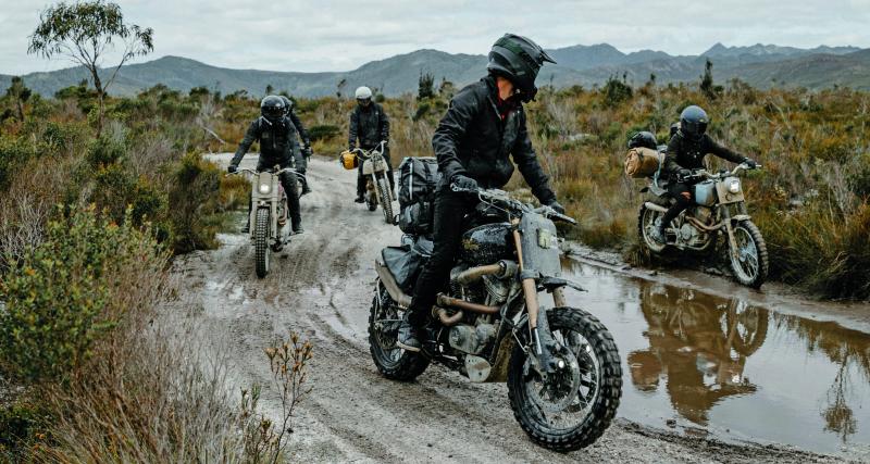 Avec ses suspensions à grands débattements, ses jantes à rayons chaussées de crampons et un habillage mi-enduro, mi-custom, cette H-D détonne !