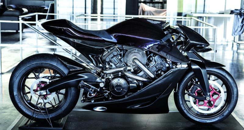 Autour du superbe bâtiment Boxer Design, sont alignées les trente motos qu’ attendent avec une impatience non mesurée leurs futurs propriétaires.