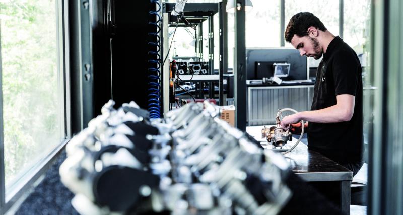 Autour du superbe bâtiment Boxer Design, sont alignées les trente motos qu’ attendent avec une impatience non mesurée leurs futurs propriétaires.