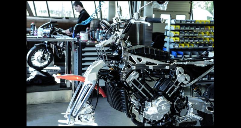 Autour du superbe bâtiment Boxer Design, sont alignées les trente motos qu’ attendent avec une impatience non mesurée leurs futurs propriétaires.