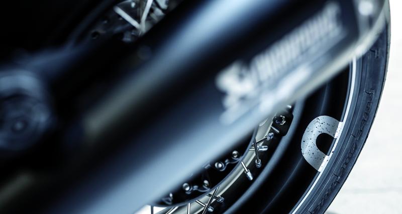 Avec sa selle monoplace et son dosseret issus du catalogue de la marque, cette BMW prend des allures de roadster des rues.