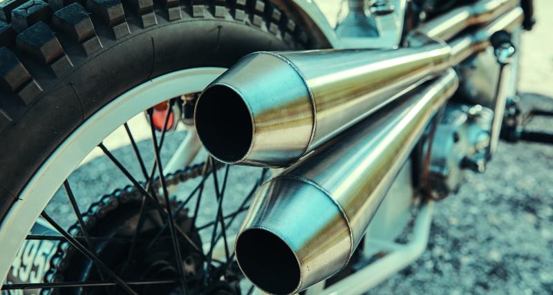 Avec un hardtail boulonné en lieu et place du bras oscillant et des amortisseurs, avec ces silencieux et des pneus à crampons, l’Anglaise classique semble vouloir affronter les ovales de terre battue.