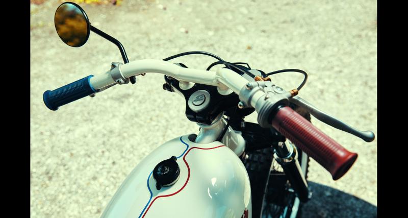 Avec un hardtail boulonné en lieu et place du bras oscillant et des amortisseurs, avec ces silencieux et des pneus à crampons, l’Anglaise classique semble vouloir affronter les ovales de terre battue.