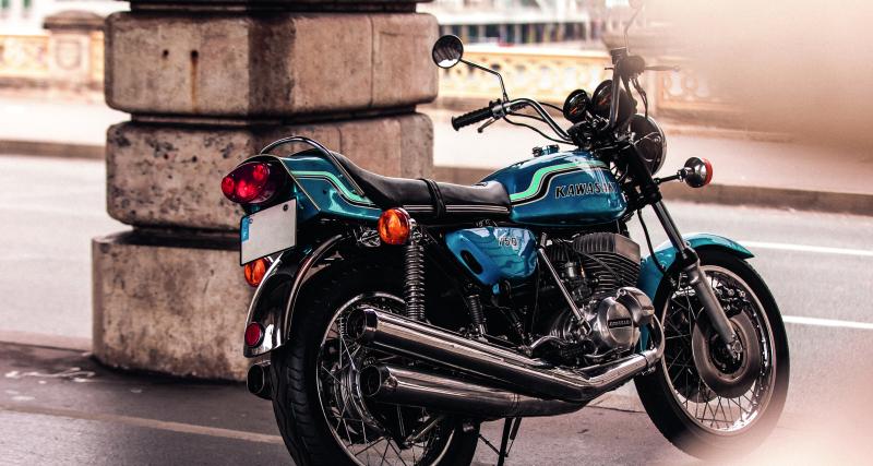 La Kawasaki 750 H2 hurle des mots bleus. Ceux qui rendent les motards heureux.