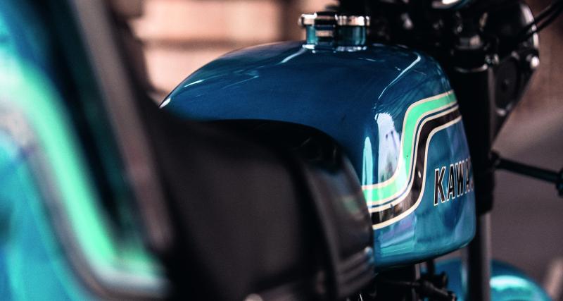 La Kawasaki 750 H2 hurle des mots bleus. Ceux qui rendent les motards heureux.