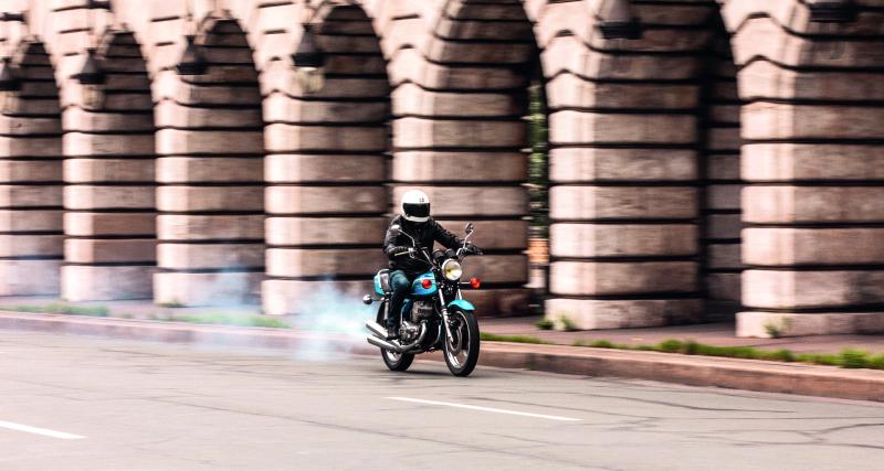 La Kawasaki 750 H2 hurle des mots bleus. Ceux qui rendent les motards heureux.