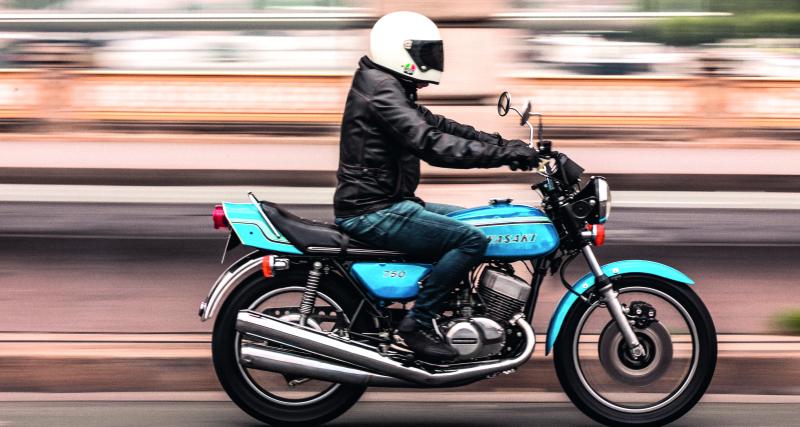La Kawasaki 750 H2 hurle des mots bleus. Ceux qui rendent les motards heureux.