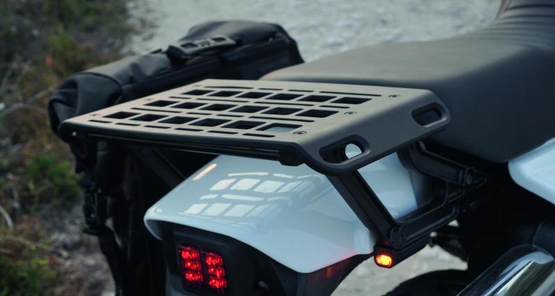 Le disque avant Brembo reçoit une protection Ufo d’époque.