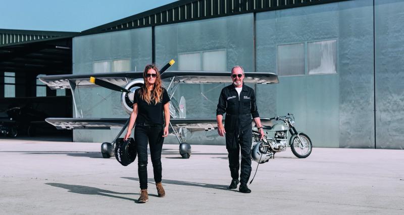 Le biplan Monster Pitts au plus près du sol, à environ trois mètres. Peter a ralenti son allure au maximum, à environ 100 miles per hour (160 km/h), pour surplomber la Rickman Metisse de sa fille Chelsea, à fond des ses capacités à un peu plus de 5