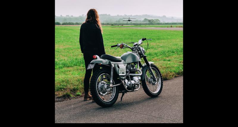 Le biplan Monster Pitts au plus près du sol, à environ trois mètres. Peter a ralenti son allure au maximum, à environ 100 miles per hour (160 km/h), pour surplomber la Rickman Metisse de sa fille Chelsea, à fond des ses capacités à un peu plus de 5