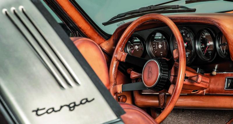 Signe d’un luxe incontestable, Berluti est allé jusqu’à habiller avec le même soin les zones qui ne se voient pas, comme l’intérieur des deux capots…