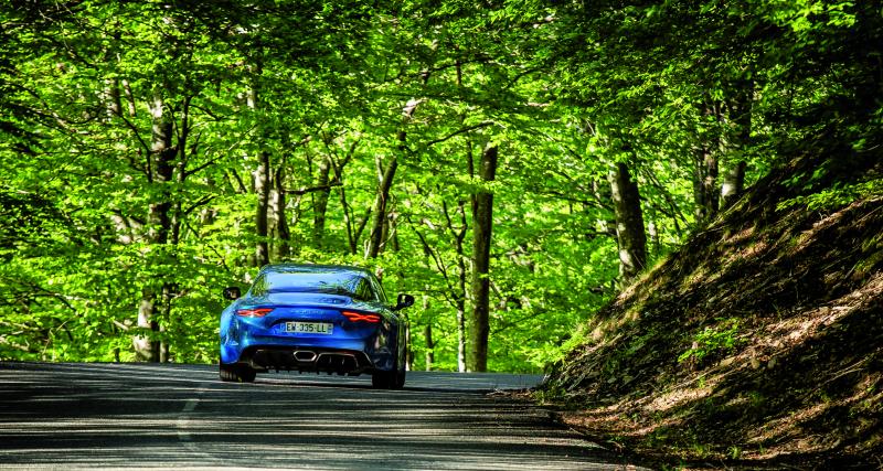Le bleu Alpine est presque aussi mythique que la marque elle-même, il était donc naturel de se tourner vers un atelier de denim pour une collaboration.