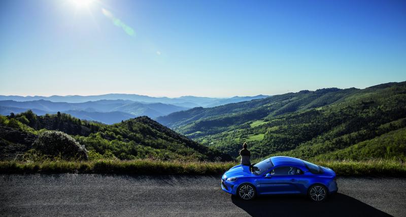 Le bleu Alpine est presque aussi mythique que la marque elle-même, il était donc naturel de se tourner vers un atelier de denim pour une collaboration.
