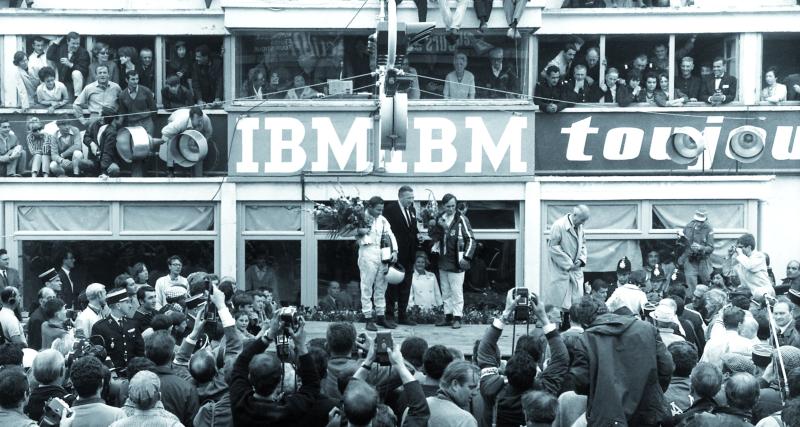 Les Ford du triplé historique franchissent l’arrivée en formation ultra serrée, mais c’est la GT40 (n°2) de Chris Amon et Bruce McLaren qui s’impose de 20 mètres sur celle de Ken Miles et Denny Hulme. Celle des Américains Ronnie Bucknum et Ric