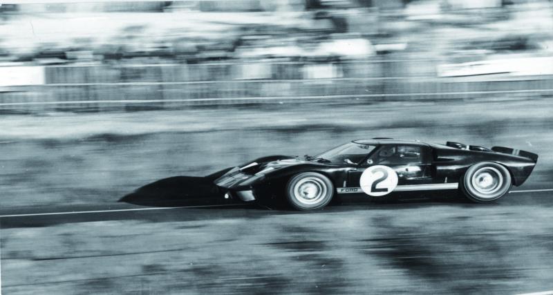 Les Ford du triplé historique franchissent l’arrivée en formation ultra serrée, mais c’est la GT40 (n°2) de Chris Amon et Bruce McLaren qui s’impose de 20 mètres sur celle de Ken Miles et Denny Hulme. Celle des Américains Ronnie Bucknum et Ric