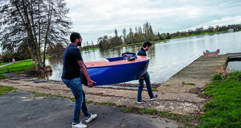 Sa motorisation électrique et son faible tirant d’eau lui permettent de naviguer sur des petits plans d’eau intérieurs.
