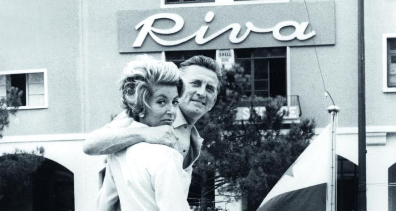 Jean-Paul Belmondo, amateur de belles mécaniques aux commandes d’un Riva à Monaco en 1965.