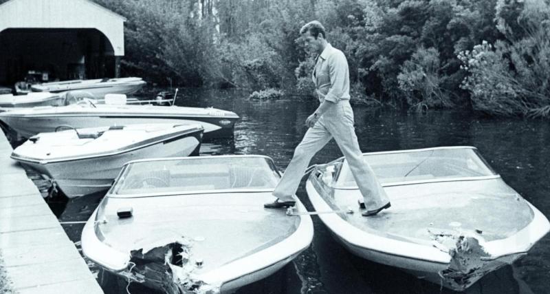 Timothy Dalton et son Supra Pirata dans 