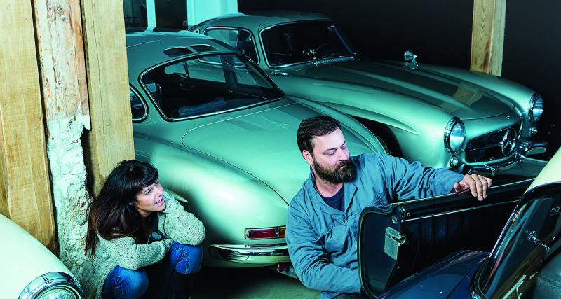 Nicolas Jambon Bruguier dans la cour de son atelier, assis dans la 300 SL ex-Moss.