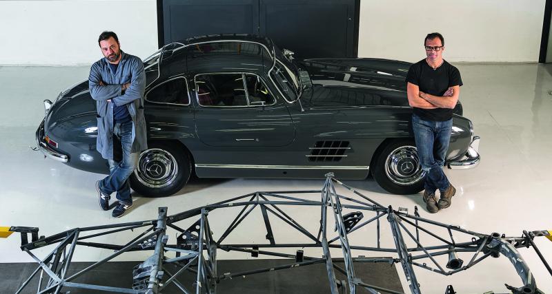 Nicolas Jambon Bruguier dans la cour de son atelier, assis dans la 300 SL ex-Moss.