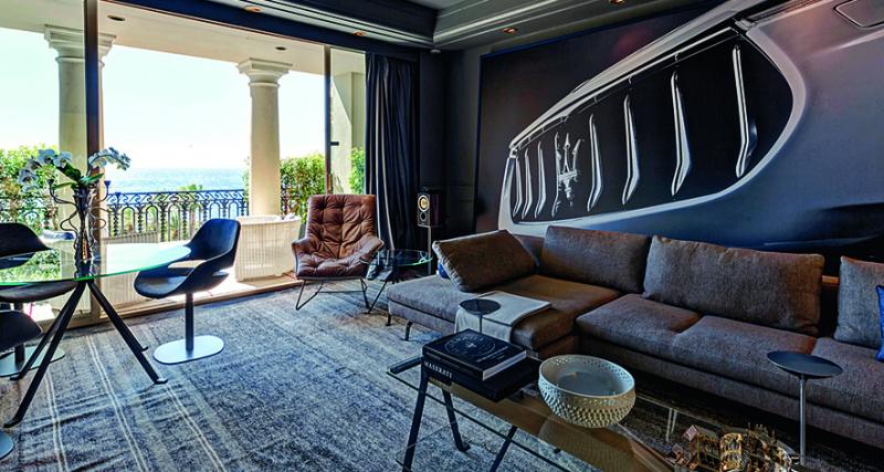 Le ton était donné dès l’entrée de la suite 321-322 de l’Hôtel de Paris.