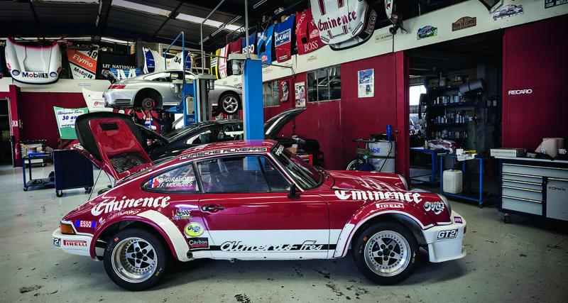 Jean-Marie et Jacques encadrent Philippe, le fi ls de Jacques. La passion de l’automobile et du sport automobile se transmet de génération en génération chez les Alméras.