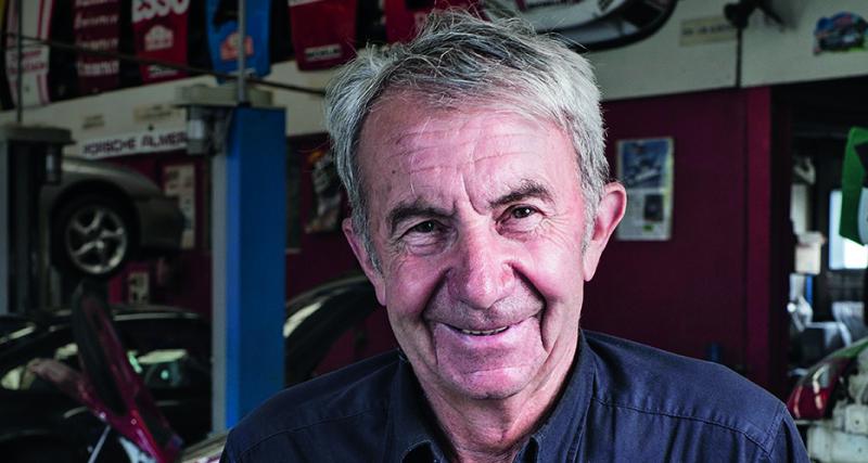 Jean-Marie et Jacques encadrent Philippe, le fi ls de Jacques. La passion de l’automobile et du sport automobile se transmet de génération en génération chez les Alméras.