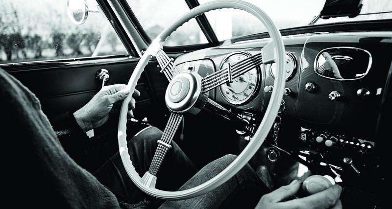 Les théories de Paul Jaray, aérodynamicien hongrois, ont dicté les lignes de cette Tatra 87. Produite à 3 000 exemplaires entre 1937 et 1950, elle représentait le luxe automobile.