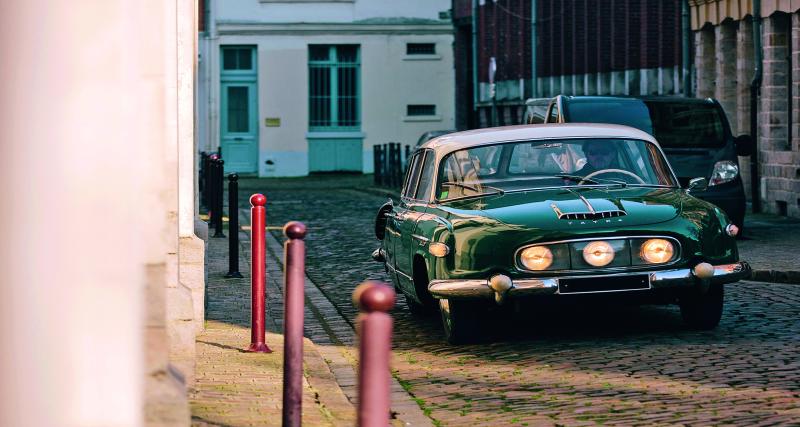 Les théories de Paul Jaray, aérodynamicien hongrois, ont dicté les lignes de cette Tatra 87. Produite à 3 000 exemplaires entre 1937 et 1950, elle représentait le luxe automobile.
